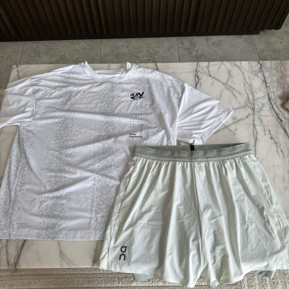 ON Running Tee & Shorts - M